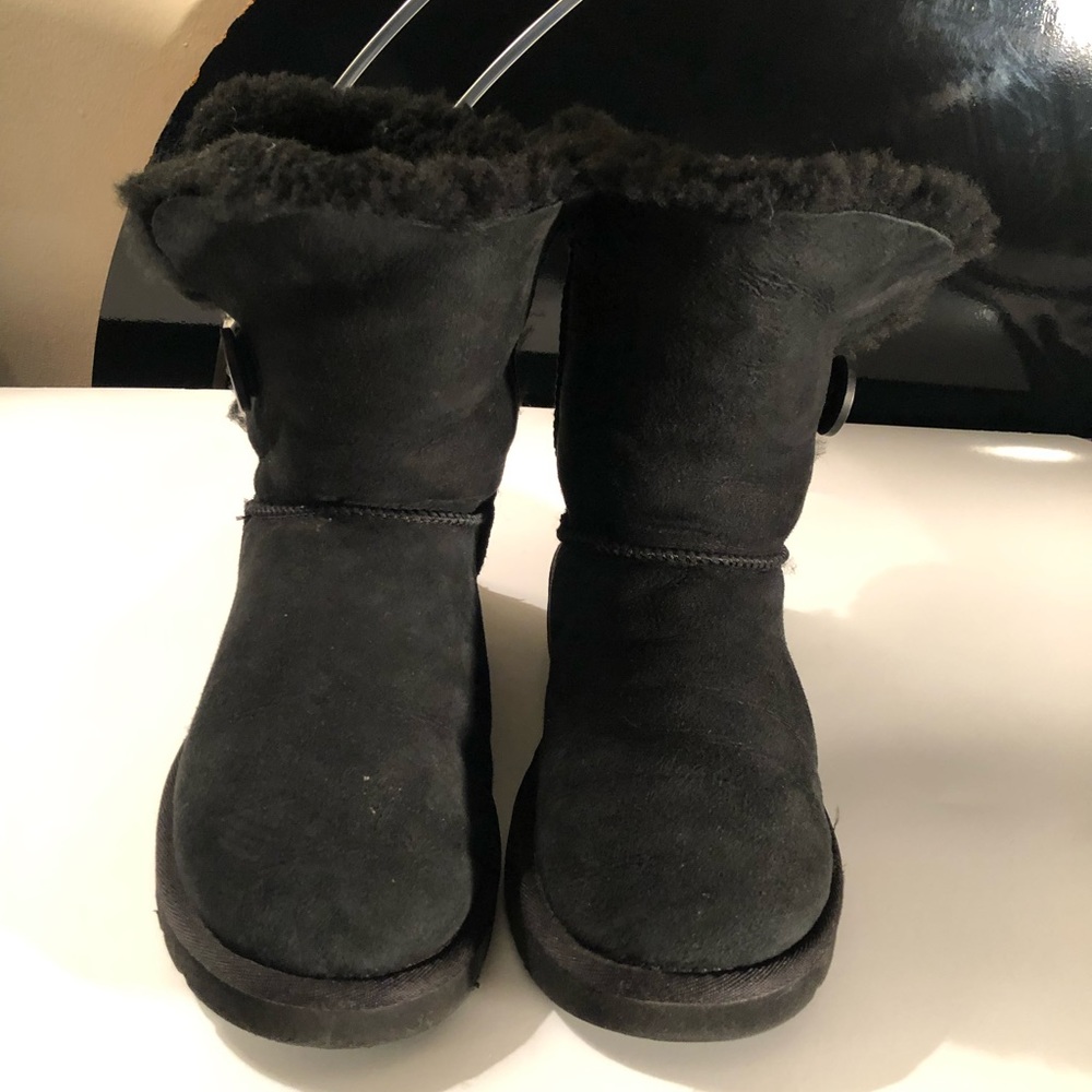 Short Black Uggs Bailey Button II